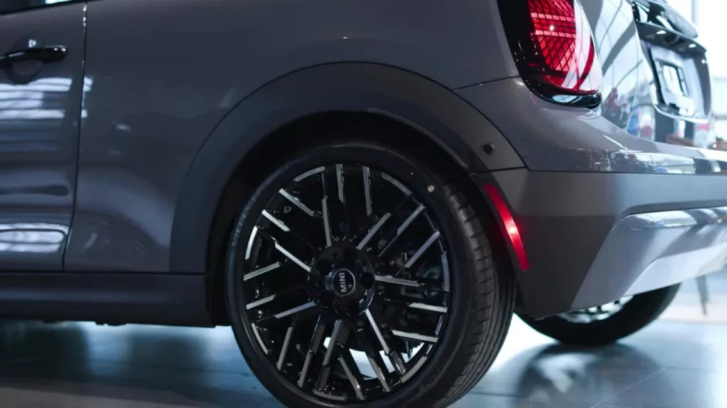 Mini-Cooper-Side-wheel